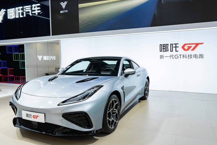 惠州152哪吒汽车在智能汽车领域的表现，领途汽车在新能源汽车市场中的影响力